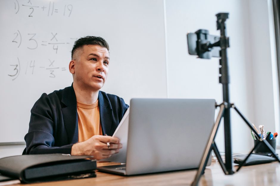 Como a inteligência artificial está revolucionando o setor de educação e quais são os principais benefícios para alunos e professores