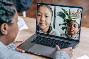 Como identificar deepfakes em vídeos e fotos: 10 sinais práticos, ferramentas gratuitas e passos para denunciar
