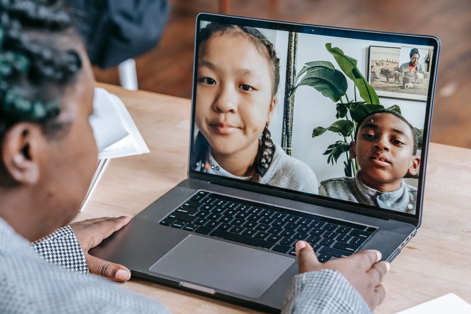 Como identificar deepfakes em vídeos e fotos: 10 sinais práticos, ferramentas gratuitas e passos para denunciar