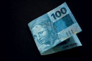 Por que o dólar sobe em anos eleitorais no Brasil e como proteger seu poder de compra