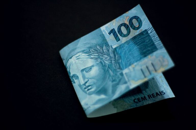 Por que o dólar sobe em anos eleitorais no Brasil e como proteger seu poder de compra